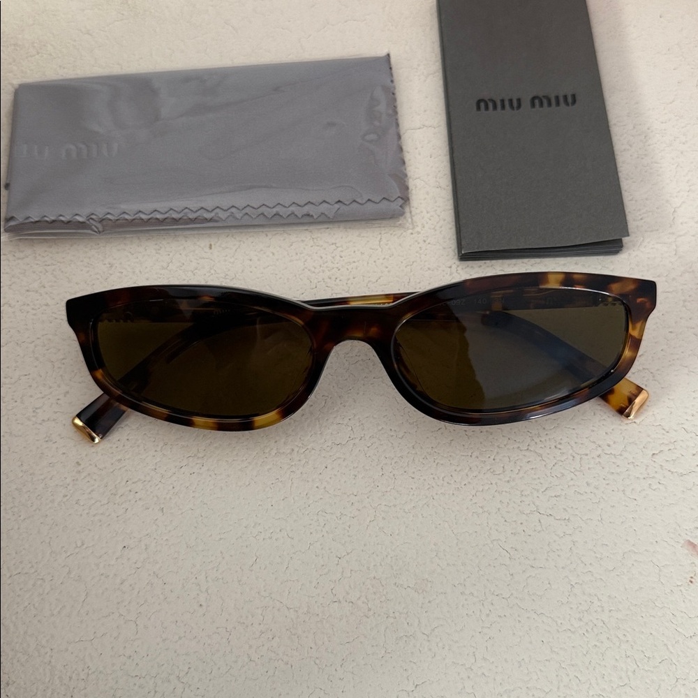 Miu Miu Regard Tortoise Sunglasses with Velvet Pink Case - aunthetic - Picture 4 of 8